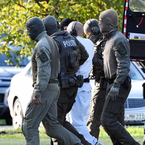 Der Attentäter von Halle wird von Polizisten aus einem Hubschrauber gebracht