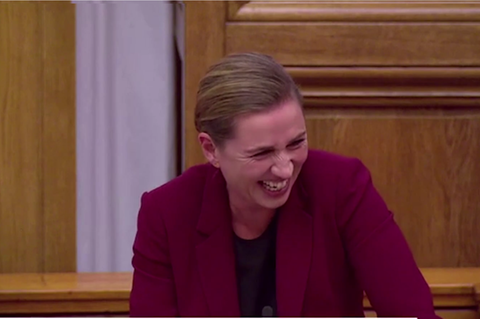 Mette Frederiksen bekommt einen Lachanfall über die tierische Freundschaft.