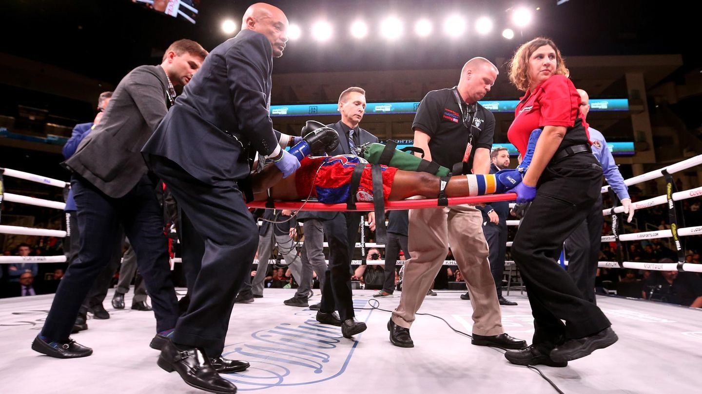 US-Boxer Patrick Day wird aus dem Ring getragen