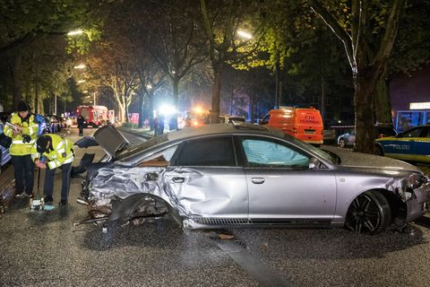 Hamburg: Ein zerstörtes Auto steht nach einem Verkehrsunfall quer auf der Straße.