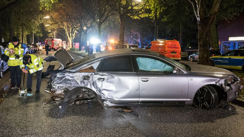 Hamburg: Ein zerstörtes Auto steht nach einem Verkehrsunfall quer auf der Straße.