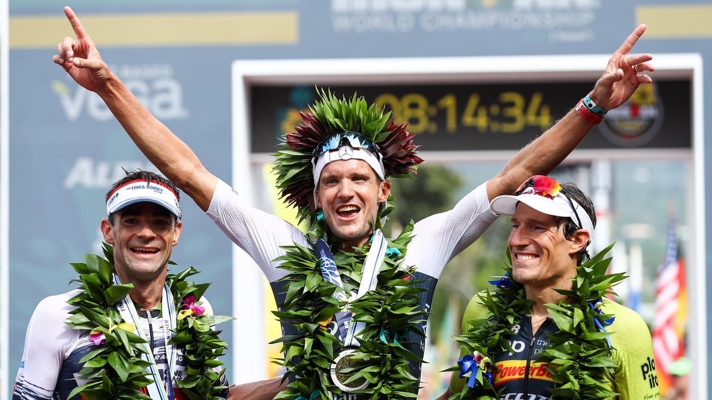 Der zweitplatzierte Tim O'Donnel (USA), Gewinner Jan Frodeno und der Dritte Sebastian Kienle (beides Deutsche) feiern