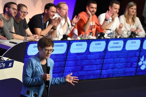 Annegret Kramp-Karrenbauer (CDU, l), Verteidigungsministerin, spricht beim Deutschlandtag der Jungen Union