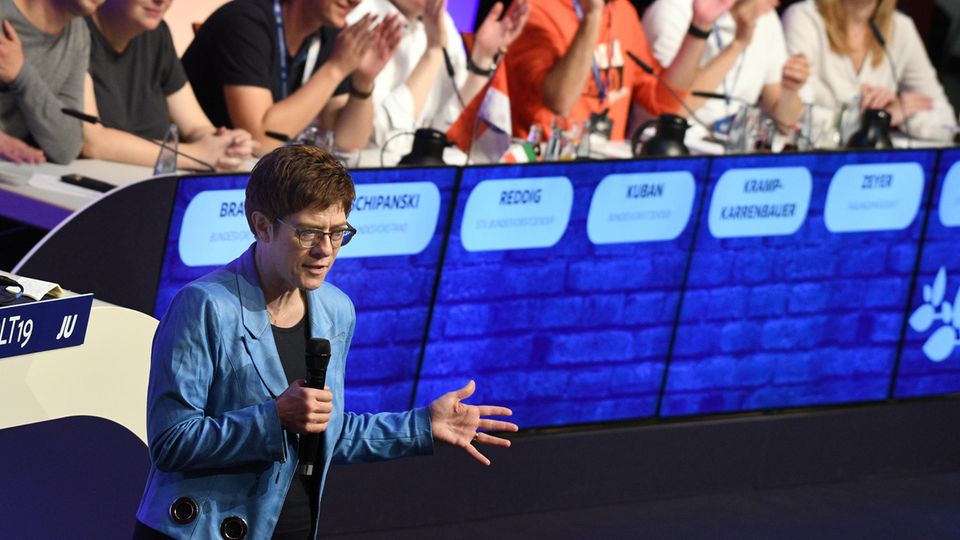 Annegret Kramp-Karrenbauer (CDU, l), Verteidigungsministerin, spricht beim Deutschlandtag der Jungen Union