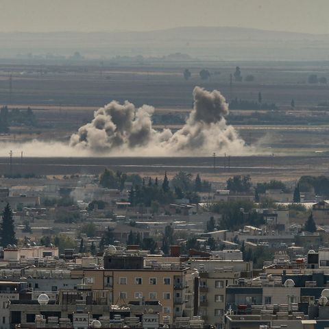 Rauschwaden steigen an der Grenze zu Syrien nach Angriffen des türkischen Militärs auf