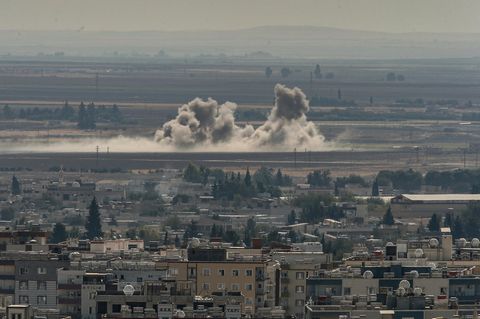 Rauschwaden steigen an der Grenze zu Syrien nach Angriffen des türkischen Militärs auf