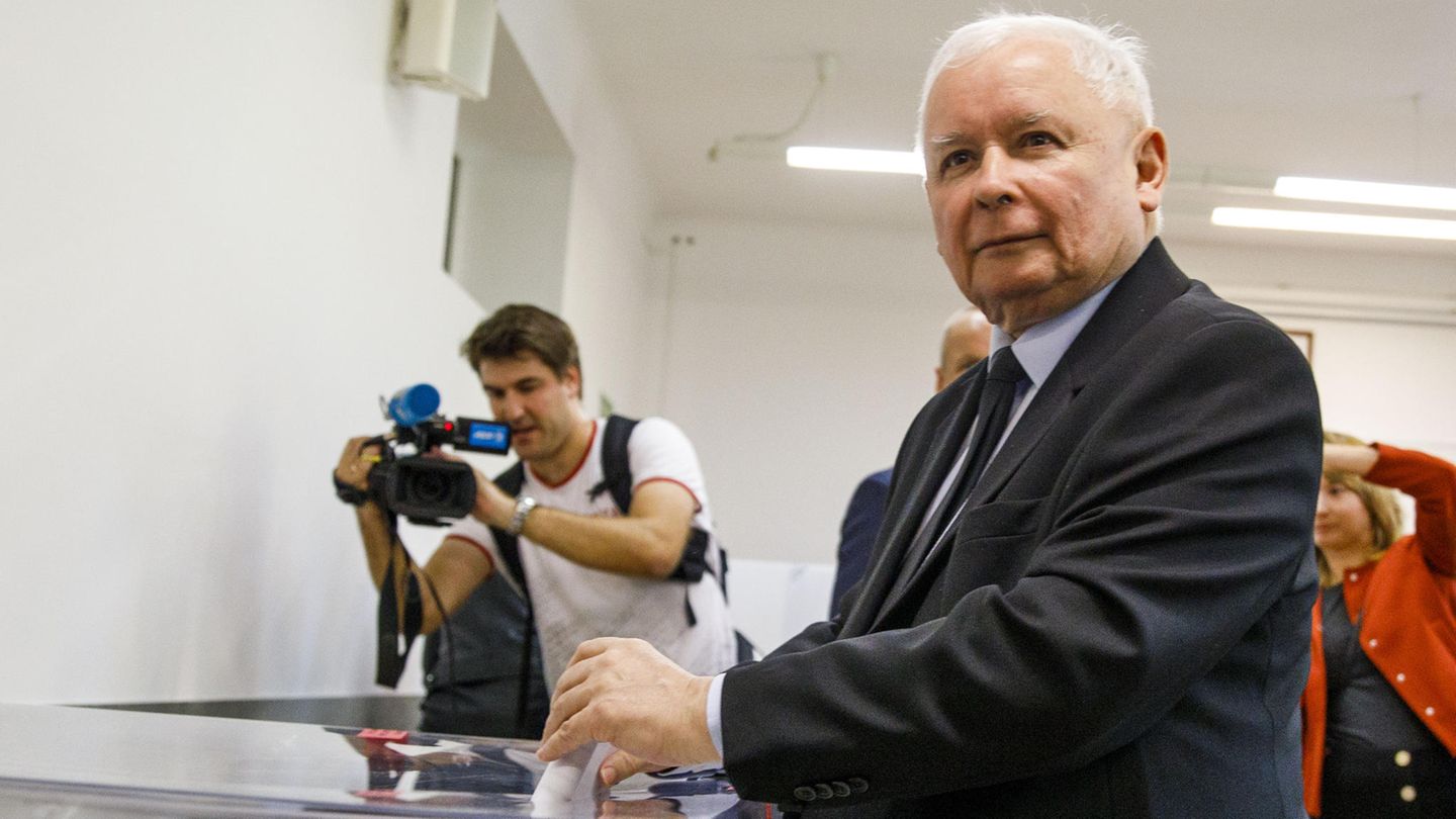 Jaroslaw Kaczynski, Chef der Partei Recht und Gerechtigkeit (PiS) gibt seine Stimme ab