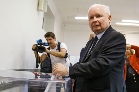 Jaroslaw Kaczynski, Chef der Partei Recht und Gerechtigkeit (PiS) gibt seine Stimme ab
