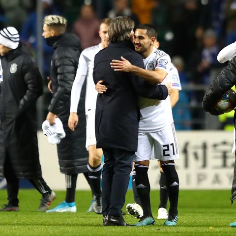 Joachim Löw umarmt den zweifachen Torschützen Ilkay Gündogan nach dem Sieg gegen Estland
