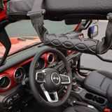 Beim Entern des hochbeinigen Fahrzeugs helfen die Griffe