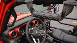 Beim Entern des hochbeinigen Fahrzeugs helfen die Griffe