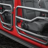 Statt konventioneller Türen gibt es Pforten mit Rohren