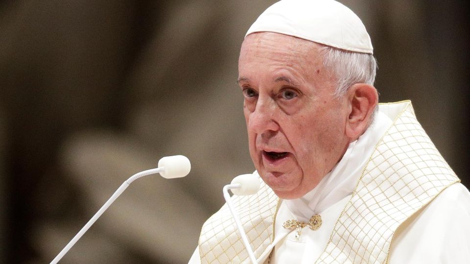 Papst Franziskus hält eine Rede in der Peterskirche