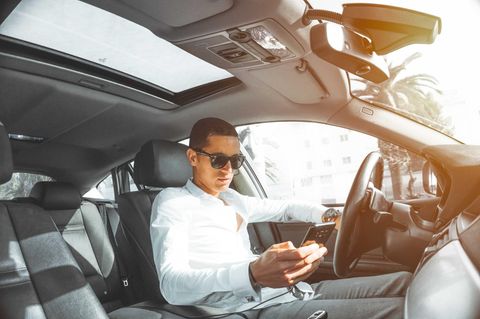 Ein junger Mann am Steuer seines Autos