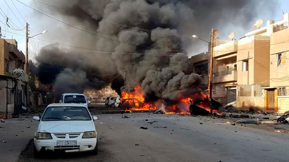 Laut Aktivisten und syrisch-kurdischen Beamten gab es eine Explosion vor einem beliebten Fast Food Restaurant in Nordsyrien