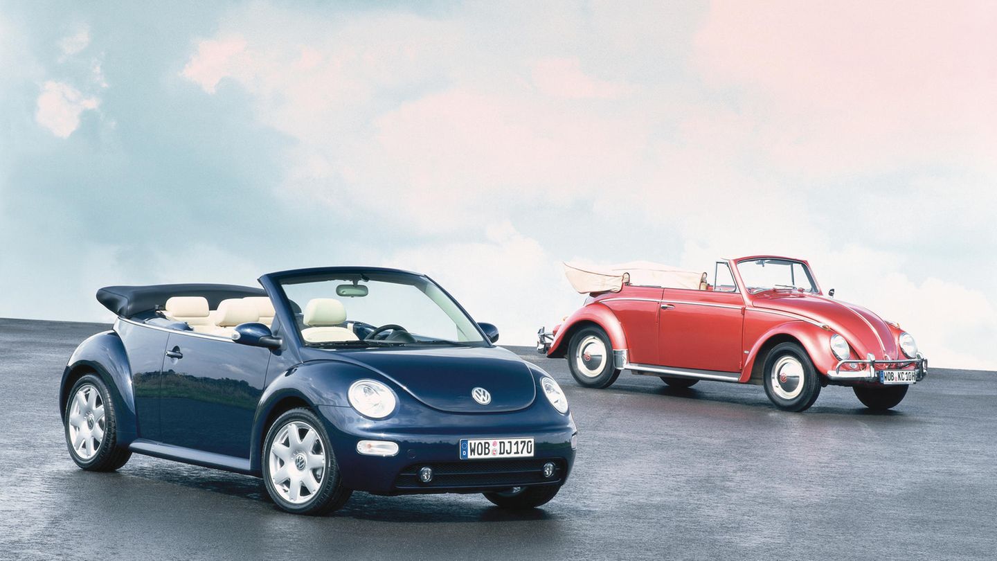 Classic Cars: Neuer VW Käfer Der VW Käfer ist das populärste Auto der Welt und als 1997 auf der Detroit Motorshow der "New Beetle" vorgestellt wurde, waren die Reaktionen begeistert. Warum die VW-Marketingabteilung das Auto ausgerechnet im Käfer-Geburtsland "Bettle" meinte nennen zu müssen, bleibt ein Rätsel. VW waren die Ersten, die auf sogenanntes Retrodesign setzten - selbst die kleine Blumenvase auf dem Armaturenbrett durfte da nicht fehlen. Der Absatz blieb indes weit hinter den Erwartungen zurück. Zu wenig hatte der neue Käfer mit seinem Urahn gemein, denn unter dem Blech werkelte ein VW Golf. Reihenmotor statt Boxer, Front- statt Heckantrieb. Dennoch: Vor allem die runde Erstausgabe des Käfers kommt kuschelig-knutschig daher, ein Sympathieträger - zumindest das haben die Entwickler hinübergerettet. Und zeitlos ist er, gut geeignet, die Wartezeit bis zum ersten Elektroauto zu überbrücken. Neuer VW Käfer Der VW Käfer ist das populärste Auto der Welt und als 1997 auf der Detroit Motorshow der "New Beetle" vorgestellt wurde, waren die Reaktionen begeistert. Warum die VW-Marketingabteilung das Auto ausgerechnet im Käfer-Geburtsland "Bettle" meinte nennen zu müssen, bleibt ein Rätsel. VW waren die Ersten, die auf sogenanntes Retrodesign setzten - selbst die kleine Blumenvase auf dem Armaturenbrett durfte da nicht fehlen. Der Absatz blieb indes weit hinter den Erwartungen zurück. Zu wenig hatte der neue Käfer mit seinem Urahn gemein, denn unter dem Blech werkelte ein VW Golf. Reihenmotor statt Boxer, Front- statt Heckantrieb. Dennoch: Vor allem die runde Erstausgabe des Käfers kommt kuschelig-knutschig daher, ein Sympathieträger - zumindest das haben die Entwickler hinübergerettet. Und zeitlos ist er, gut geeignet, die Wartezeit bis zum ersten Elektroauto zu überbrücken.
