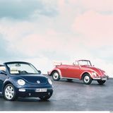 Neuer VW Käfer  Der VW Käfer ist das populärste Auto der Welt und als 1997 auf der Detroit Motorshow der "New Beetle" vorgestellt wurde, waren die Reaktionen begeistert. Warum die VW-Marketingabteilung das Auto ausgerechnet im Käfer-Geburtsland "Bettle" meinte nennen zu müssen, bleibt ein Rätsel. VW waren die Ersten, die auf sogenanntes Retrodesign setzten - selbst die kleine Blumenvase auf dem Armaturenbrett durfte da nicht fehlen. Der Absatz blieb indes weit hinter den Erwartungen zurück. Zu wenig hatte der neue Käfer mit seinem Urahn gemein, denn unter dem Blech werkelte ein VW Golf. Reihenmotor statt Boxer, Front- statt Heckantrieb.  Dennoch: Vor allem die runde Erstausgabe des Käfers kommt kuschelig-knutschig daher, ein Sympathieträger - zumindest das haben die Entwickler hinübergerettet.  Und zeitlos ist er, gut geeignet, die Wartezeit bis zum ersten Elektroauto zu überbrücken. 
