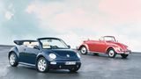 Neuer VW Käfer  Der VW Käfer ist das populärste Auto der Welt und als 1997 auf der Detroit Motorshow der "New Beetle" vorgestellt wurde, waren die Reaktionen begeistert. Warum die VW-Marketingabteilung das Auto ausgerechnet im Käfer-Geburtsland "Bettle" meinte nennen zu müssen, bleibt ein Rätsel. VW waren die Ersten, die auf sogenanntes Retrodesign setzten - selbst die kleine Blumenvase auf dem Armaturenbrett durfte da nicht fehlen. Der Absatz blieb indes weit hinter den Erwartungen zurück. Zu wenig hatte der neue Käfer mit seinem Urahn gemein, denn unter dem Blech werkelte ein VW Golf. Reihenmotor statt Boxer, Front- statt Heckantrieb.  Dennoch: Vor allem die runde Erstausgabe des Käfers kommt kuschelig-knutschig daher, ein Sympathieträger - zumindest das haben die Entwickler hinübergerettet.  Und zeitlos ist er, gut geeignet, die Wartezeit bis zum ersten Elektroauto zu überbrücken. 