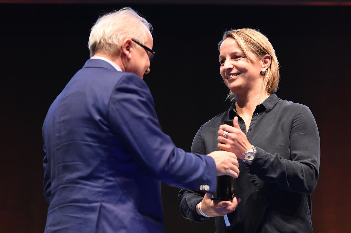 Inka Grings mit DFB-Präsident Fritz Keller im Deutschen Fußballmuseum in Dortmund