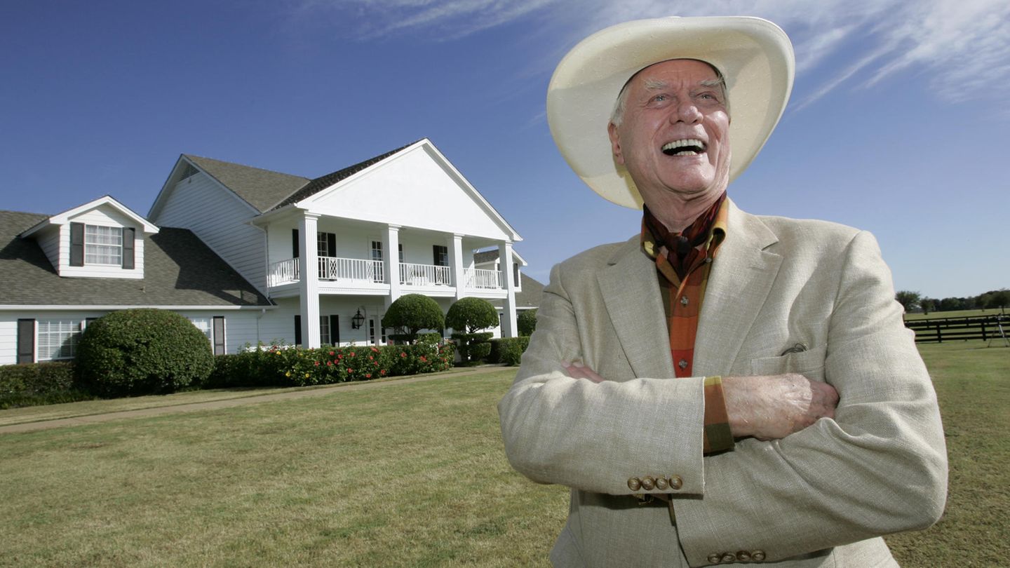 Schauspieler Larry Hagman vor der Southfork Ranch