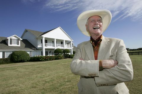 Schauspieler Larry Hagman vor der Southfork Ranch