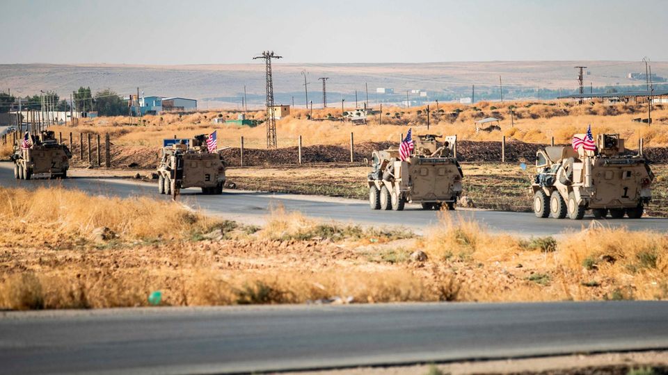 US-Militärfahrzeuge patrouillieren in der syrischen Al-Hasaka-Provinz im Nordosten Syriens