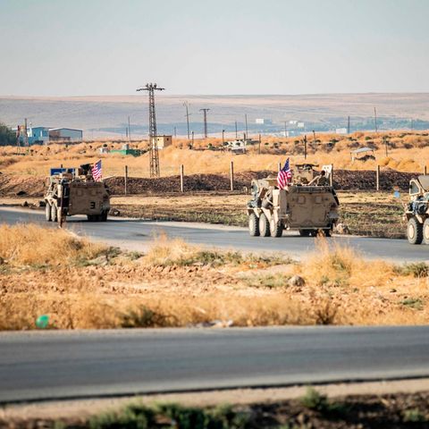 US-Militärfahrzeuge patrouillieren in der syrischen Al-Hasaka-Provinz im Nordosten Syriens