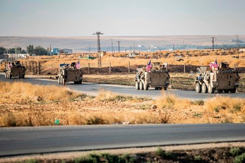 US-Militärfahrzeuge patrouillieren in der syrischen Al-Hasaka-Provinz im Nordosten Syriens
