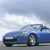 Nissan 350Z Cabrio  Vielleicht fehlt dem Nissan 350Z ein wenig die Eleganz zum Klassiker, doch Spaß bringt der 280 PS starke Roadster allemal. Seine Kraft entwickelt er ganz ohne Turbo, sondern direkt aus einem 3,5 Liter-V6-Motor. Der satte Sound aus den beiden Auspuffrohren ist markant aber nicht aufdringlich. Der letzte 350er rollte vor zwölf Jahren vorm Band. Heute ist die Roadster-Variante auf dem Gebrauchtmarkt schon ab 10.000 Euro zu haben. 
