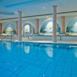 17 Punkte, drei Lilien: Reppert, Hinterzarten  An einem kleinen Moorsee im Schwarzwald liegt dieser bereits in der vierten Generation geführter Betrieb. "Das ausschließlich Hotelgästen vorbehaltene Spa erfreut auf zwei Etagen mit verschiedenartigsten Variationen des Themas Wasser und Wärme, unter anderem gibt es einen auch im Winter nutzbaren, elf  Meter langen Außenpool", schrieben die Tester.  Preise: HP ab 142 Euro, www.relax-guide.com/reppert