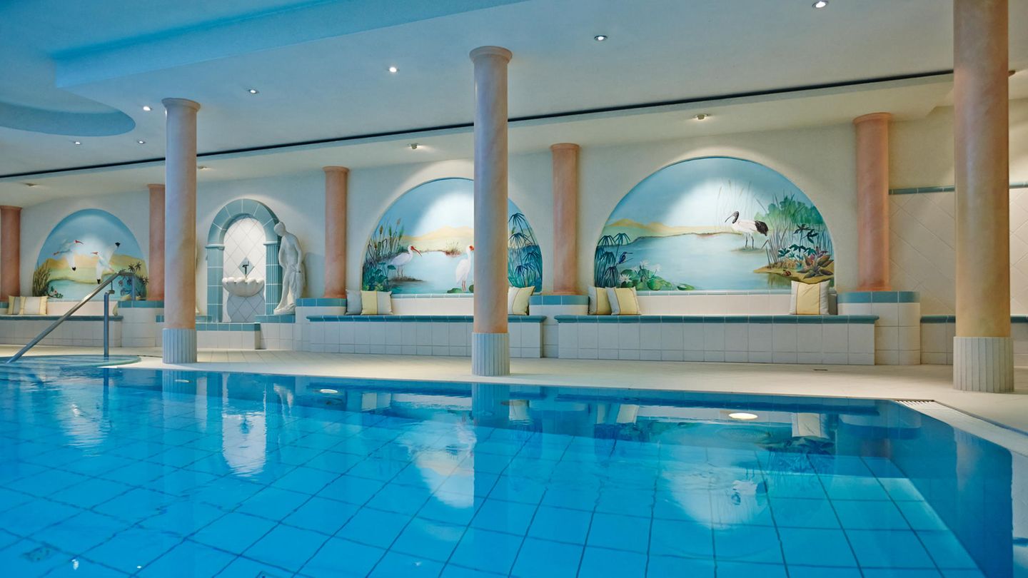 "Relax Guide 2020": 17 Punkte, drei Lilien: Reppert, Hinterzarten An einem kleinen Moorsee im Schwarzwald liegt dieser bereits in der vierten Generation geführter Betrieb. "Das ausschließlich Hotelgästen vorbehaltene Spa erfreut auf zwei Etagen mit verschiedenartigsten Variationen des Themas Wasser und Wärme, unter anderem gibt es einen auch im Winter nutzbaren, elf Meter langen Außenpool", schrieben die Tester. Preise: HP ab 142 Euro, www.relax-guide.com/reppert 17 Punkte, drei Lilien: Reppert, Hinterzarten An einem kleinen Moorsee im Schwarzwald liegt dieser bereits in der vierten Generation geführter Betrieb. "Das ausschließlich Hotelgästen vorbehaltene Spa erfreut auf zwei Etagen mit verschiedenartigsten Variationen des Themas Wasser und Wärme, unter anderem gibt es einen auch im Winter nutzbaren, elf Meter langen Außenpool", schrieben die Tester. Preise: HP ab 142 Euro, www.relax-guide.com/reppert