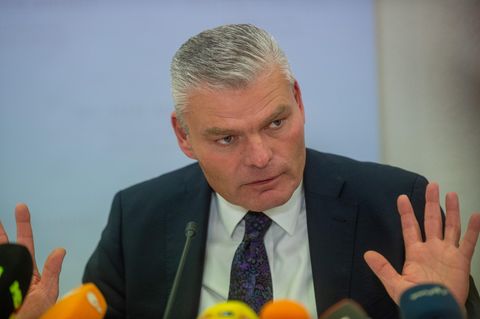 Holger Stahlknecht (CDU), Innenminister des Landes Sachsen-Anhalt, spricht auf einer Pressekonferenz