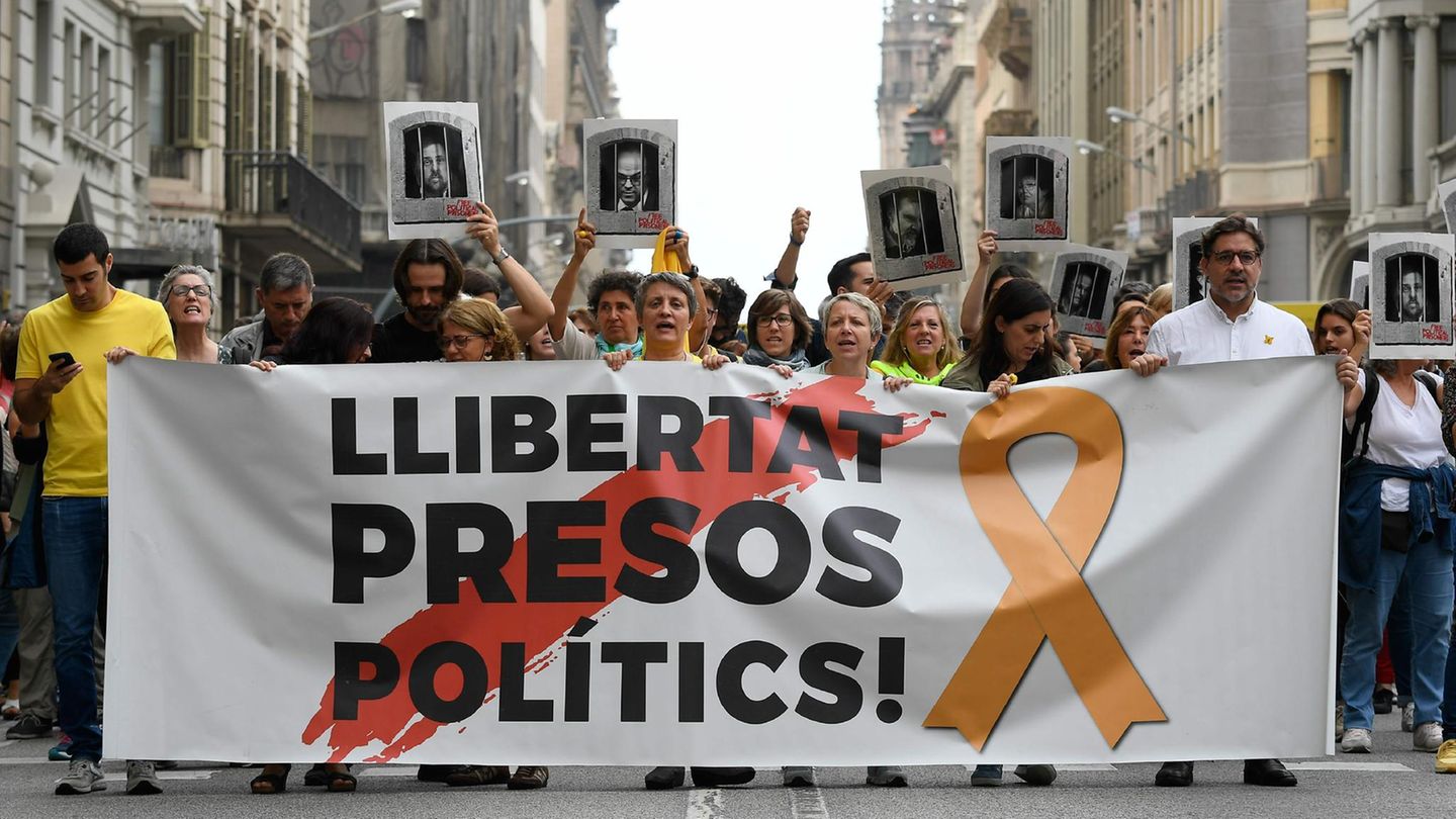 Demonstranten fordern am 14. Oktober bei einer Kundgebung in Barcelona Freiheit für die politischen Gefangenen.