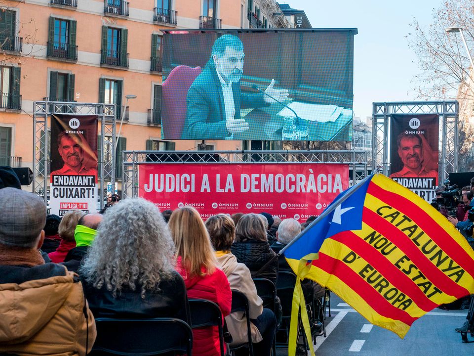 Public Viewing des Gerichtsverfahrens: Der Angeklagte Jordi Cuixart, Präsident der Organisation Omnium Cultural, wird Ende Februar von dem Obersten Gericht in Madrid vernommen.