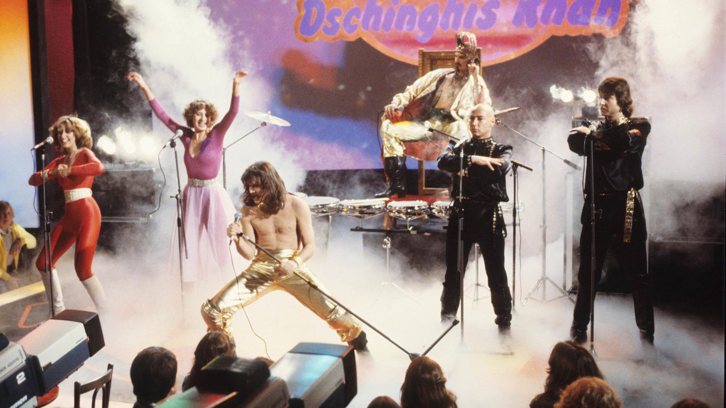 Leslie Mandoki (Mitte) bei einem Fernsehauftritt mit Dschinghis Khan 1979