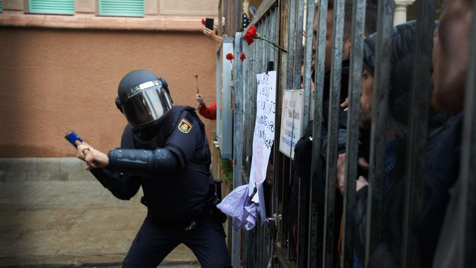 Katalonien-Konflikt: Am 1. Oktober 2017: Ein Angehöriger der spanischen Polizei verschafft sich Zugang zu einem Wahllokal in Katalonien Am 1. Oktober 2017: Ein Angehöriger der spanischen Polizei verschafft sich Zugang zu einem Wahllokal in Katalonien