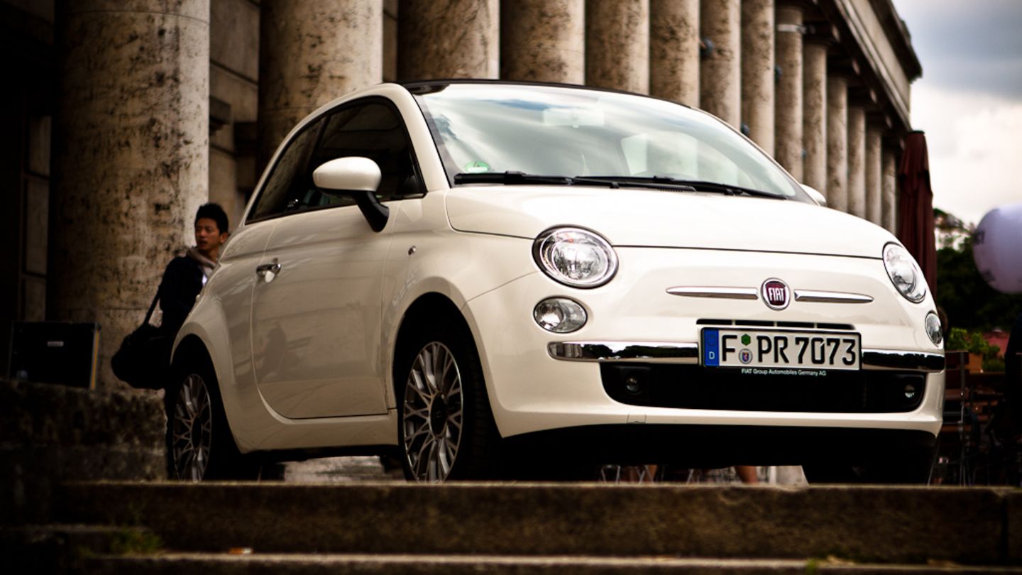 Classic Cars: Fiat 500 Knutschkugelalarm! Volkswagen hätte sich für seinen Retro-Käfer wohl auch gern so viel Erfolg gewünscht. Mit dem neuen 500er ließ Fiat das italienische Kultauto gut 30 Jahre nach seinem Produktionsende neu auferstehen und verkündet seither Jahr um Jahr Absatzrekorde. Mittlerweile gibt es zahlreiche Varianten, doch die erste Version des 2007 reanimierten Stadtflitzers ist mit der optischen Nähe zum Original auf gutem Weg zum Klassiker. Wer später einmal seinen 500 mit Verbrennungsmotor in den Ruhestand schicken will, kann gleich auf den "500-Electrric" umsteigen. Ein entsprechendes Modell hat Fiat bereits angekündigt. Fiat 500 Knutschkugelalarm! Volkswagen hätte sich für seinen Retro-Käfer wohl auch gern so viel Erfolg gewünscht. Mit dem neuen 500er ließ Fiat das italienische Kultauto gut 30 Jahre nach seinem Produktionsende neu auferstehen und verkündet seither Jahr um Jahr Absatzrekorde. Mittlerweile gibt es zahlreiche Varianten, doch die erste Version des 2007 reanimierten Stadtflitzers ist mit der optischen Nähe zum Original auf gutem Weg zum Klassiker. Wer später einmal seinen 500 mit Verbrennungsmotor in den Ruhestand schicken will, kann gleich auf den "500-Electrric" umsteigen. Ein entsprechendes Modell hat Fiat bereits angekündigt.