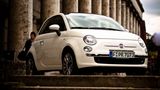 Fiat 500  Knutschkugelalarm! Volkswagen hätte sich für seinen Retro-Käfer wohl auch gern so viel Erfolg gewünscht. Mit dem neuen 500er ließ Fiat das italienische Kultauto gut 30 Jahre nach seinem Produktionsende neu auferstehen und verkündet seither Jahr um Jahr Absatzrekorde.  Mittlerweile gibt es zahlreiche Varianten, doch die erste Version des 2007 reanimierten Stadtflitzers ist mit der optischen Nähe zum Original auf gutem Weg zum Klassiker.  Wer später einmal seinen 500 mit Verbrennungsmotor in den Ruhestand schicken will, kann gleich auf den "500-Electrric" umsteigen. Ein entsprechendes Modell hat Fiat bereits angekündigt. 