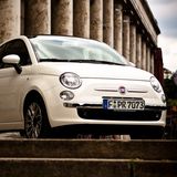 Fiat 500  Knutschkugelalarm! Volkswagen hätte sich für seinen Retro-Käfer wohl auch gern so viel Erfolg gewünscht. Mit dem neuen 500er ließ Fiat das italienische Kultauto gut 30 Jahre nach seinem Produktionsende neu auferstehen und verkündet seither Jahr um Jahr Absatzrekorde.  Mittlerweile gibt es zahlreiche Varianten, doch die erste Version des 2007 reanimierten Stadtflitzers ist mit der optischen Nähe zum Original auf gutem Weg zum Klassiker.  Wer später einmal seinen 500 mit Verbrennungsmotor in den Ruhestand schicken will, kann gleich auf den "500-Electrric" umsteigen. Ein entsprechendes Modell hat Fiat bereits angekündigt. 