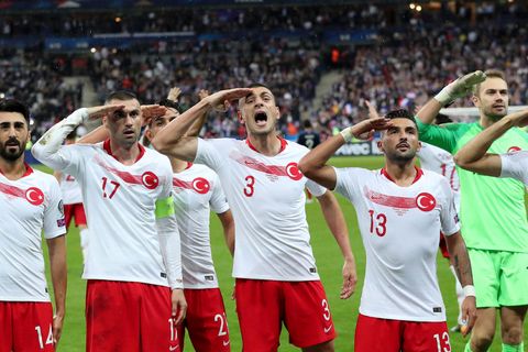 Wieder zeigen einige türkische Nationalspieler mit dem militärischen Gruß ihre Solidarität mit der türkischen Armee