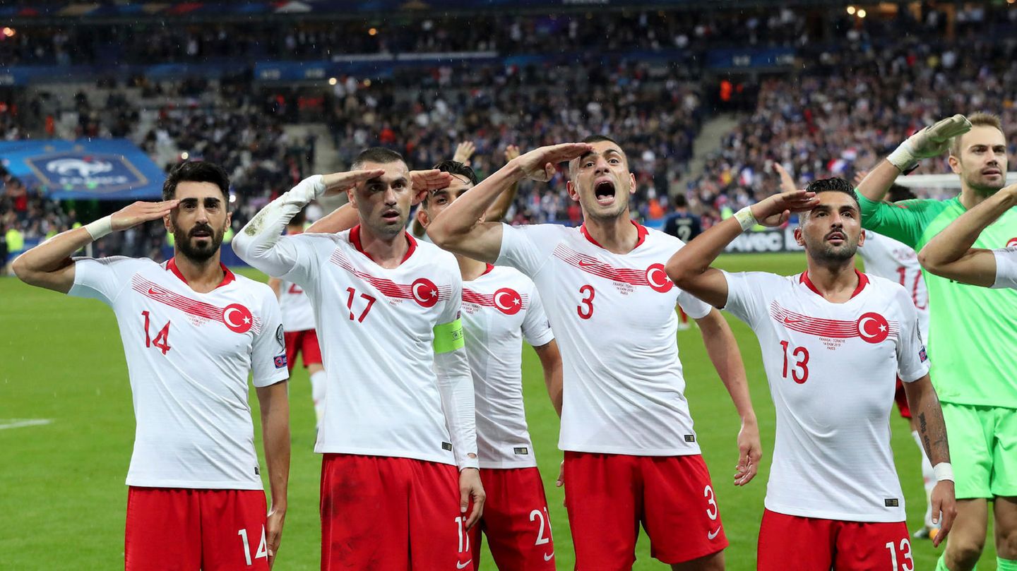 Wieder zeigen einige türkische Nationalspieler mit dem militärischen Gruß ihre Solidarität mit der türkischen Armee