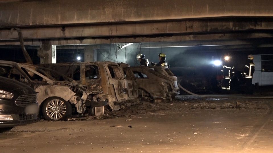 Nachrichten Deutschland Münster Verbrannte Autos stehen in einem Parkhaus am Flughafen Münster Osnabrück