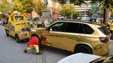 Ein goldener SUV wird nahe der Königsallee in Düsseldorf abgeschleppt