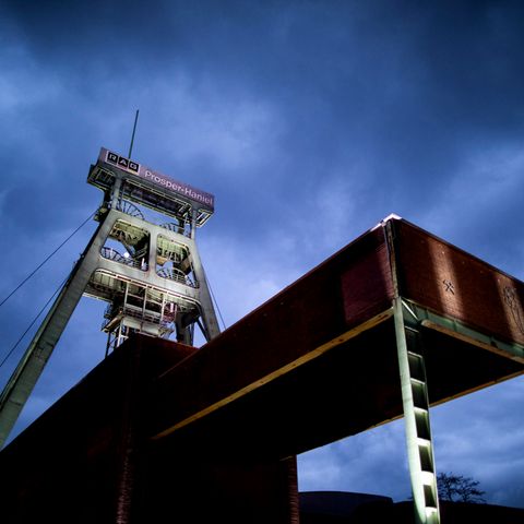 Der Förderturm der Zeche Prosper-Haniel wird bei blauer Stunde angestrahlt.