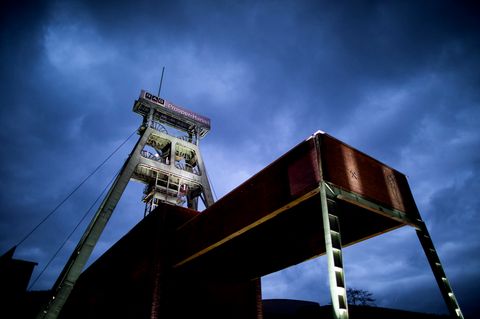 Der Förderturm der Zeche Prosper-Haniel wird bei blauer Stunde angestrahlt.