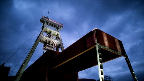 Der Förderturm der Zeche Prosper-Haniel wird bei blauer Stunde angestrahlt.