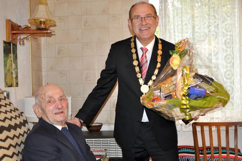 Zum 110. Geburtstag gab's für Gustav Gerneth (l.) bereits Blumen vom Bürgermeister (r.)