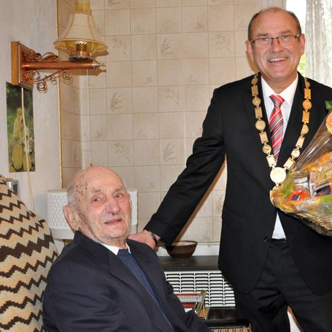 Zum 110. Geburtstag gab's für Gustav Gerneth (l.) bereits Blumen vom Bürgermeister (r.)