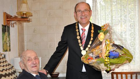 Zum 110. Geburtstag gab's für Gustav Gerneth (l.) bereits Blumen vom Bürgermeister (r.)
