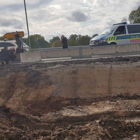 Der Attentäter Stephan B. liegt hinter einer Beton-Sperre auf dem Bauch. Zwei Polizisten, einer in Zivil, fixieren ihn am Boden